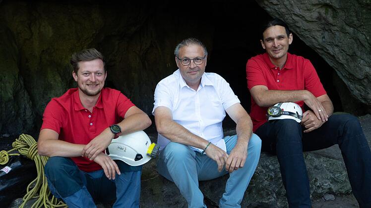 Paul Schlecht, Thomas Mehl und Nils Bräunig vor der Oswaldhöhle Foto: Carmen Schwind