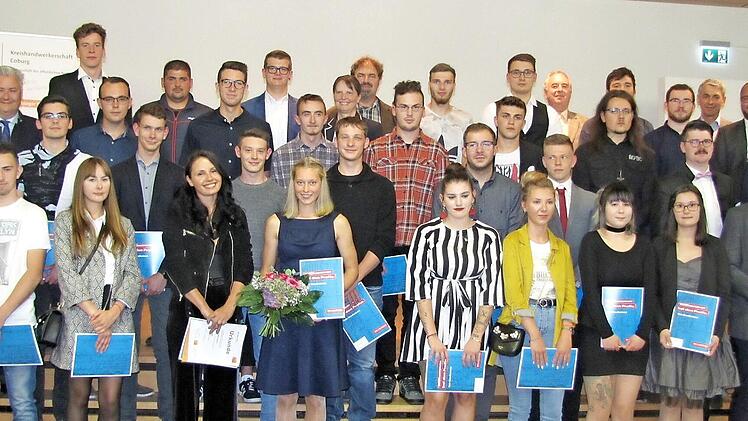 Die Kreishandwerkerschaft Coburg sprach am Mittwoch 50 junge Männer und Frauen nach erfolgreicher Berufsausbildung frei. Foto: Martin Koch