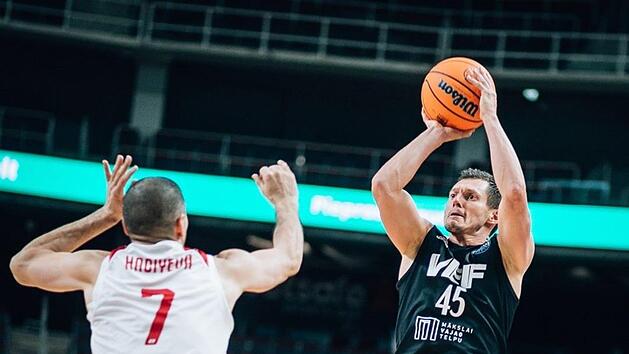 Bekommt auch mit 37 Jahren noch das gr&uuml;ne Licht: Rigas Janis Blums dr&uuml;ckt siebenmal pro Partie von der Dreierlinie ab.  Foto: championsleague.basketball