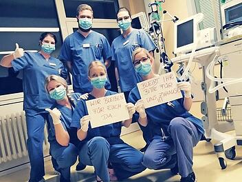 Die Schwestern und Pfleger der Intensivstation im Thoraxzentrum haben dieses Foto in den sozialen Medien gepostet. Die Botschaft ist klar.  Foto: Tina Lutz