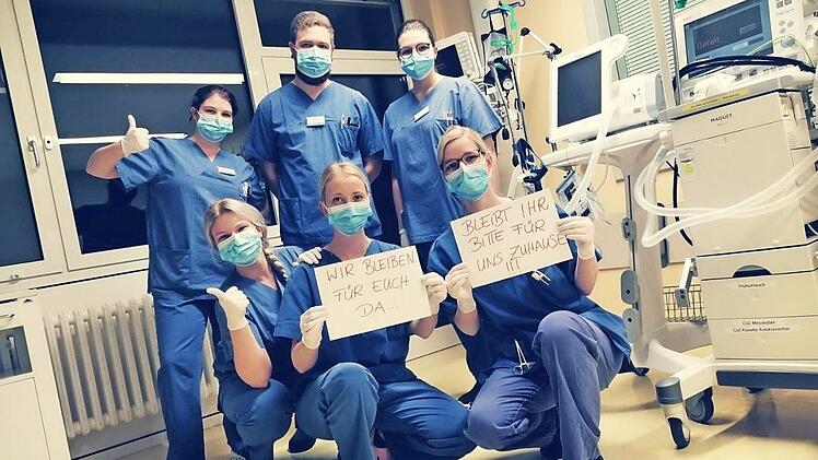Die Schwestern und Pfleger der Intensivstation im Thoraxzentrum haben dieses Foto in den sozialen Medien gepostet. Die Botschaft ist klar.  Foto: Tina Lutz