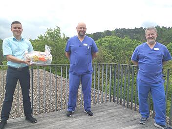 Betriebsleiter Christian Imhof (links) und J&uuml;rgen M&uuml;ller (rechts), Leiter der Intensivstation, freuen sich sehr &uuml;ber die Leistung des Absolventen Andreas Lang. Foto: Corinna Benkert