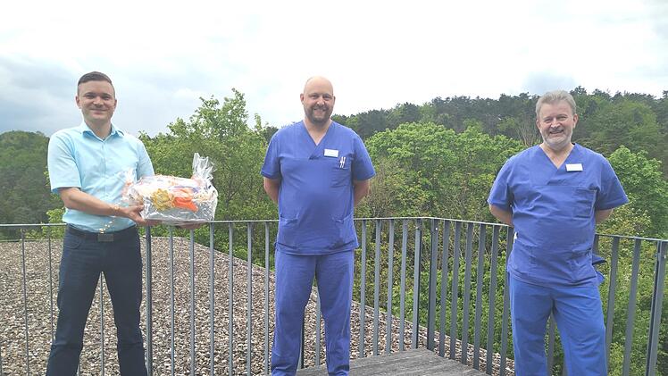 Betriebsleiter Christian Imhof (links) und J&uuml;rgen M&uuml;ller (rechts), Leiter der Intensivstation, freuen sich sehr &uuml;ber die Leistung des Absolventen Andreas Lang. Foto: Corinna Benkert