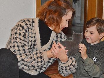 Erste Kontakte für Samuel (9) mit seinem künftigen Kätzchen.