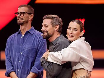 Sie nehmen bald Abschied vom "Duell um die Welt", von links: Joko Winterscheidt, Klaas Heufer-Umlauf und Moderatorin Jeannine Michaelsen.