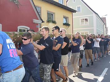 Die Kerwasburschen hatten viel zu tun am Wochenende. Fotos: Sonja Werner