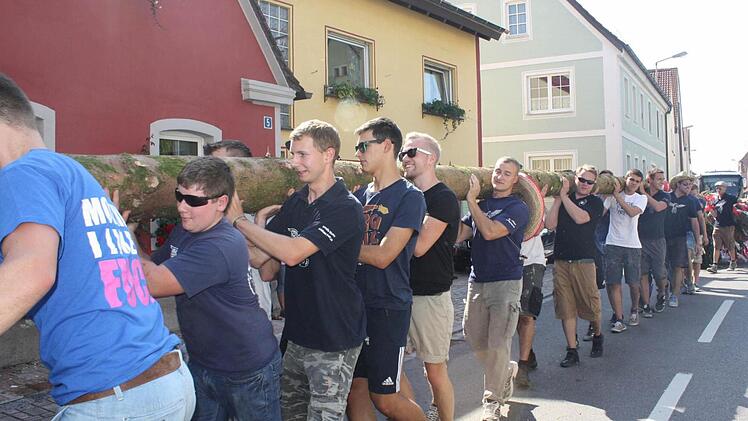 Die Kerwasburschen hatten viel zu tun am Wochenende. Fotos: Sonja Werner