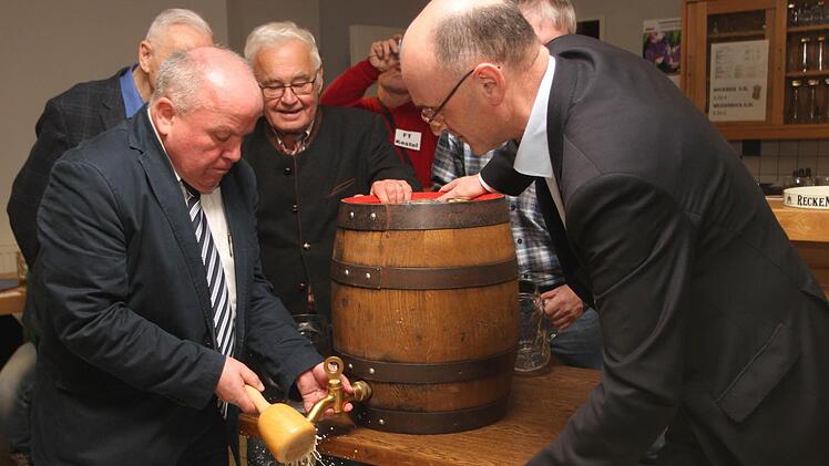 Premiere beim Bieranstich für Bürgermeister Karl-Heinz Kandler (links); Ohne den Krug von Landrat Wilhelm Schneider läuft der Gerstensaft natürlich ins Nirwana. Foto: Günther Geiling