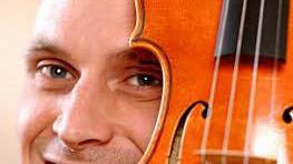 Andreas Haensel mit einer gefertigten Geige