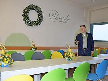 Landrat Michael Busch führt durch die Räume der Notunterkunft in den Räumen der früheren Firma Living Glas in Rödental. Foto: Rainer Lutz