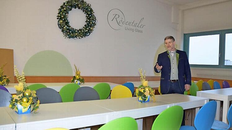Landrat Michael Busch führt durch die Räume der Notunterkunft in den Räumen der früheren Firma Living Glas in Rödental. Foto: Rainer Lutz