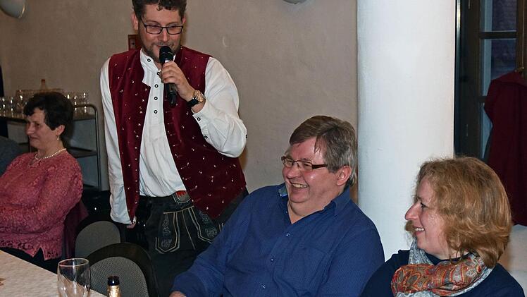 Simon Ehnes vom "Böhmischen Fieber (stehend) begrüßte beim Konzert auch den Komponisten Klaus Rambacher aus Königsberg, der die Blaskapelle Hofstetten dirigiert und dessen Stück "Wenn wir Musikanten feiern" das "Böhmische Fieber" ihm zu Ehren intonierte.