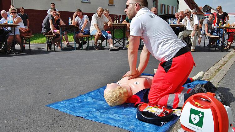 BRK-Dozent Christian Bauer erklärte den Albertshäusern die Handhabung des Externen Automatisierten Defibrilators (AED). Foto: Sigismund von Dobschütz