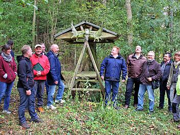 Im Gemeindewald unterwegs waren Mitglieder des Maßbacher Marktgemeinderates. 6. von rechts Bürgermeister Matthias Klement. Rechts auf dem Bild die Försterinnen Ute Kerschbaum und Hannah Severin von der Forstbetriebsgemeinschaft Fränkische Rhön und Grabfeld.  Foto: Dieter Britz