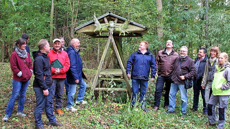 Im Gemeindewald unterwegs waren Mitglieder des Maßbacher Marktgemeinderates. 6. von rechts Bürgermeister Matthias Klement. Rechts auf dem Bild die Försterinnen Ute Kerschbaum und Hannah Severin von der Forstbetriebsgemeinschaft Fränkische Rhön und Grabfeld.  Foto: Dieter Britz