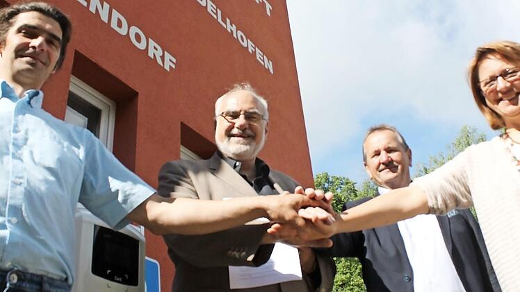 Gisela Hofmann, Ludwig Göhl, Roland Kauper und Thomas Betz (von rechts ) besiegeln ihre ILE-Kooperation. Foto: Anette Schreiber