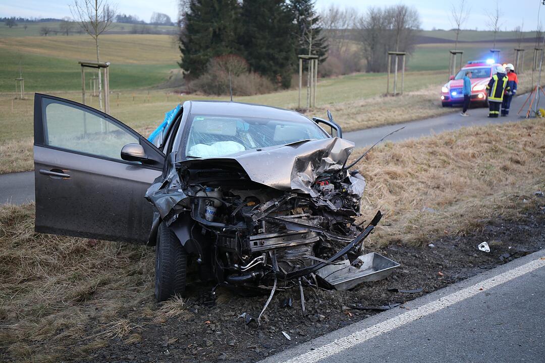 Frau stirbt nach Frontalcrash im Landkreis Bayreuth
