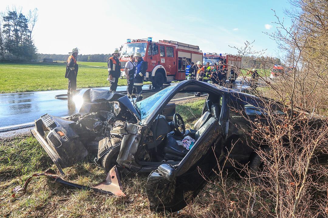 Kreis Bamberg: Beim Überholen Kontrolle verloren – 18-Jähriger kracht gegen Baum