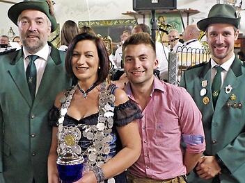 Die neue Regentin Daniela Eisenbeiß mit (von links) Vorsitzendem Frank Oberkofler, dem vorjährigen Schützenkönig Lukas Eisenbeiß sowie Erstem Ritter und Schützenmeister Michel Dückerhoff.