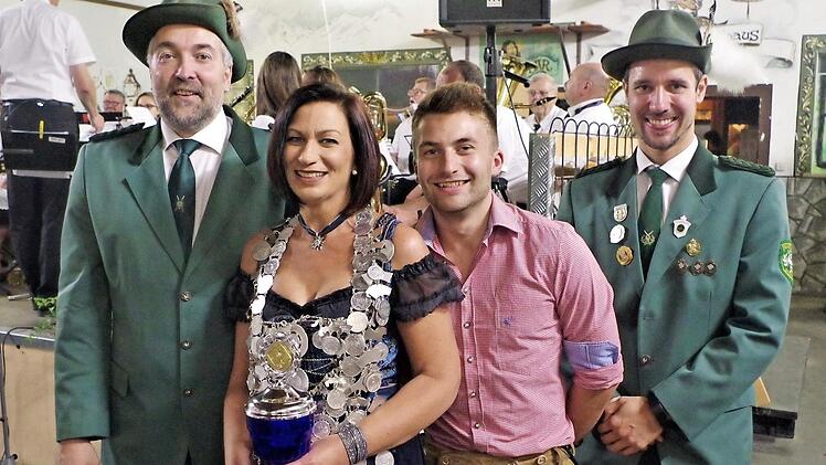 Die neue Regentin Daniela Eisenbeiß mit (von links) Vorsitzendem Frank Oberkofler, dem vorjährigen Schützenkönig Lukas Eisenbeiß sowie Erstem Ritter und Schützenmeister Michel Dückerhoff.