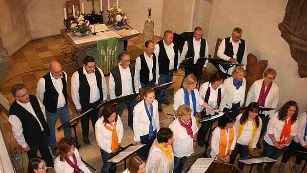 : Der Kronacher Gospelchor gab in der Christuskirche ein Benefizkonzert für "1000 Herzen für Kronach".Maria Löffler