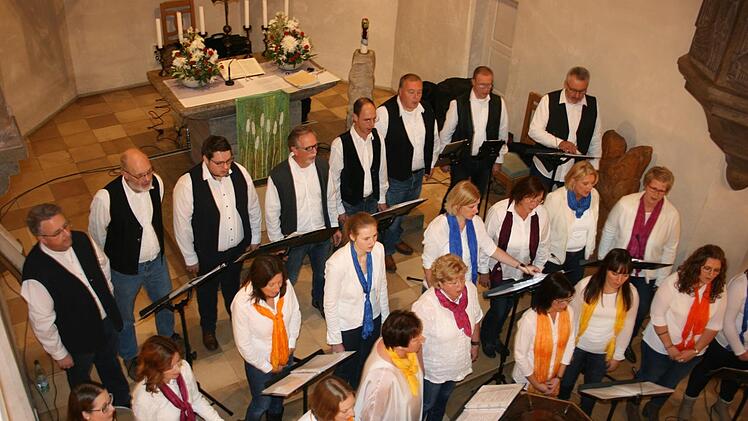 : Der Kronacher Gospelchor gab in der Christuskirche ein Benefizkonzert für "1000 Herzen für Kronach".Maria Löffler