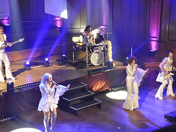 Die Band ABBA today nahm mit ihrer atemberaubenden Bühnenshow die Zuhörer mit auf eine Reise in die 70er Jahre und zu den legendären Songs der schwedischen Kultband ABBA. Foto: Peter Klopf