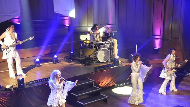 Die Band ABBA today nahm mit ihrer atemberaubenden Bühnenshow die Zuhörer mit auf eine Reise in die 70er Jahre und zu den legendären Songs der schwedischen Kultband ABBA. Foto: Peter Klopf