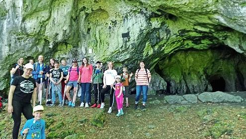 Vor der H&ouml;hle: die jungen Wanderer