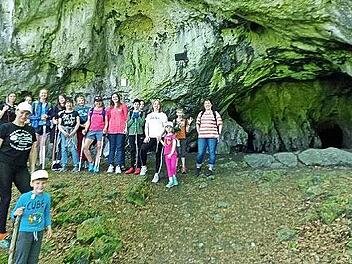 Vor der Höhle: die jungen Wanderer