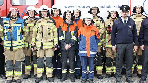 Die Teilnehmerinnen und Teilnehmer der Feuerwehr Michelau mit (v. l.) Kreisbrandmeisterin Sigrid Mager, Schiedrichter Thomas M&uuml;ller sowie (v. r.) Kreisbrandmeister Tobias Winterbauer, Kreisbrandinspektor Hermann Schuberth und Schiedsrichter Thomas...
