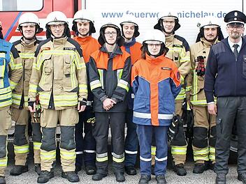 Die Teilnehmerinnen und Teilnehmer der Feuerwehr Michelau mit (v. l.) Kreisbrandmeisterin Sigrid Mager, Schiedrichter Thomas M&uuml;ller sowie (v. r.) Kreisbrandmeister Tobias Winterbauer, Kreisbrandinspektor Hermann Schuberth und Schiedsrichter Thomas...