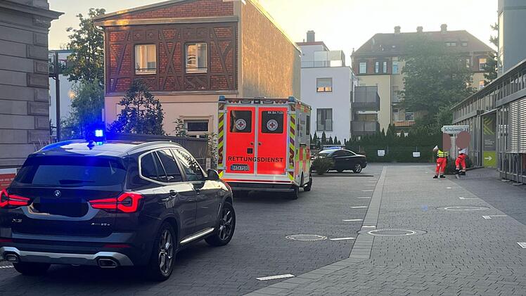 Feuerwehr Bamberg rückt zu mehrstöckigem Wohnhaus aus - nach Alarm durch Rauchwarnmelder