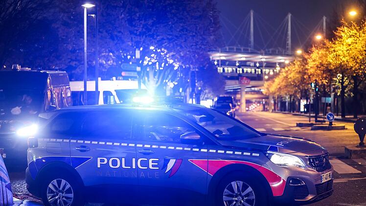 Auto fährt nach Streit in Bar in Menge: Toter und Verletzte