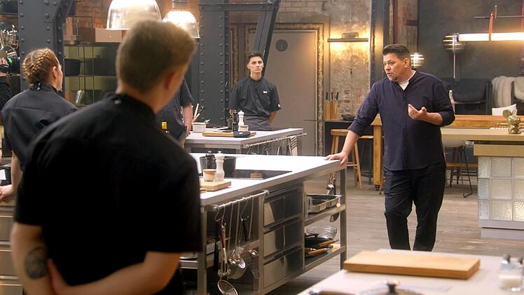 Tim Mälzer (rechts) will, dass die Kochtalente bewusster in ihren Entscheidungen werden.