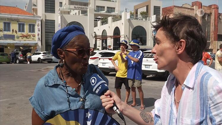 Die Cura&ccedil;aoerin Maria (l.) feiert im Interview mit Marie-Kristin Boese ihre Mannschaft