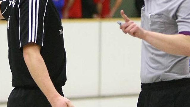 Kleine Regelkunde: Bayernliga-Schiedsrichter Johannes Hamper (rechts) beim Tête-à-Tête mit dem Kasendorfer Florian Luft.