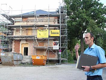Hochbauamtsleiter Ullrich Pfuhlmann erläutert, welche Kosten die Fassadensanierung an der Schrickervilla verursacht. Foto: Helke Renner