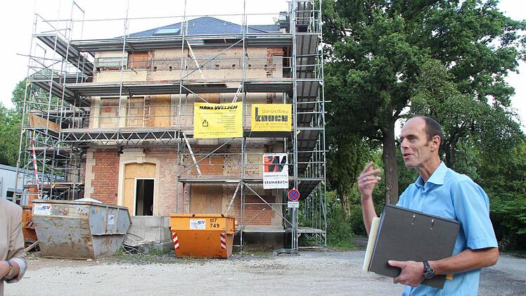 Hochbauamtsleiter Ullrich Pfuhlmann erläutert, welche Kosten die Fassadensanierung an der Schrickervilla verursacht. Foto: Helke Renner