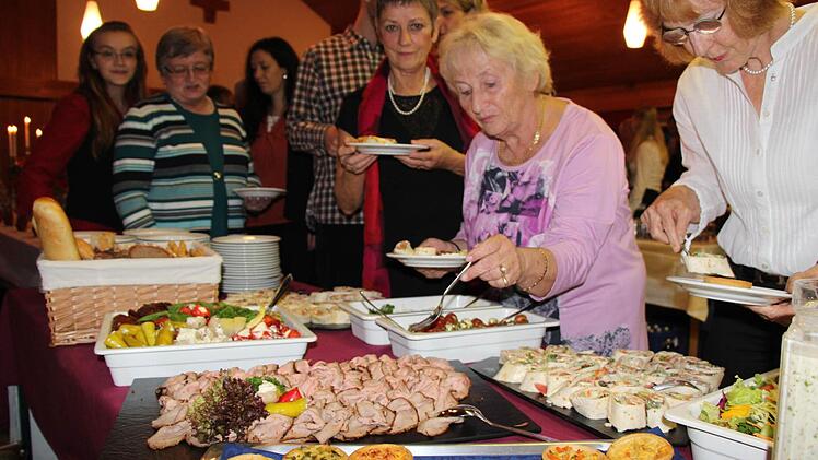Beim Benefizabend für das neue evangelische Gemeindehaus zauberte das "Haus Fischbachtal" ein fantastisches Buffet. Foto: Rainer Glissnik