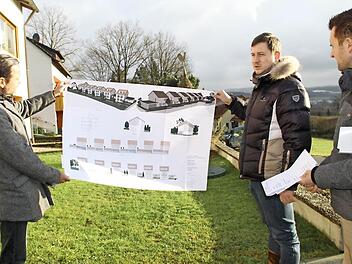 Planer Harald Quinger und Bauwerber Christian Hofmann (von links) stellen dem Bauausschuss die Pläne zur Errichtung eines Kettenhauses in der Heidestraße in Kösten vor.  Foto: Gerda Völk