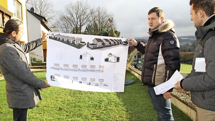 Planer Harald Quinger und Bauwerber Christian Hofmann (von links) stellen dem Bauausschuss die Pläne zur Errichtung eines Kettenhauses in der Heidestraße in Kösten vor.  Foto: Gerda Völk