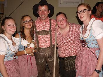Schäfer Rainer aus Tiefenpölz, bekannt aus der Fernsehsendung "Bauer sucht Frau", wird auf dem zehnten Ahorntaler Musikantentreffen geradezu von den Frauen umschwärmt. Foto: Thomas Weichert