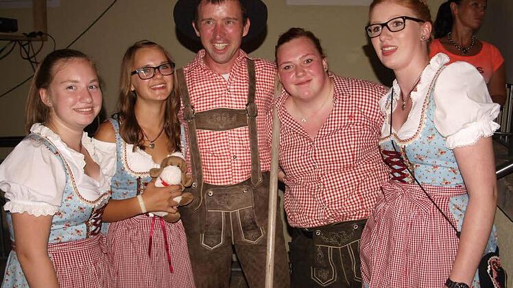 Schäfer Rainer aus Tiefenpölz, bekannt aus der Fernsehsendung "Bauer sucht Frau", wird auf dem zehnten Ahorntaler Musikantentreffen geradezu von den Frauen umschwärmt. Foto: Thomas Weichert