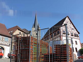 Nach dem Weinfest kam das große Aufräumen: Innerhalb kürzester Zeit hatten Helfer das Festgelände geräumt. Tisch und Bänke wurden abtransportiert. Die Ortsdurchfart war bald wieder befahrbar. "Vorbildlich" nennt Thomas Fensel die Arbeit nach der Großveranstaltung.  Foto: Klaus Schmitt