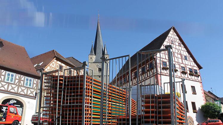 Nach dem Weinfest kam das große Aufräumen: Innerhalb kürzester Zeit hatten Helfer das Festgelände geräumt. Tisch und Bänke wurden abtransportiert. Die Ortsdurchfart war bald wieder befahrbar. "Vorbildlich" nennt Thomas Fensel die Arbeit nach der Großveranstaltung.  Foto: Klaus Schmitt