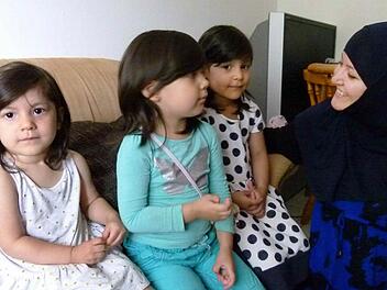 Bella hofft, dass ihre Töchter Saada, Sofia und Yasmina in den Kindergarten gehen können und Deutsch lernen.