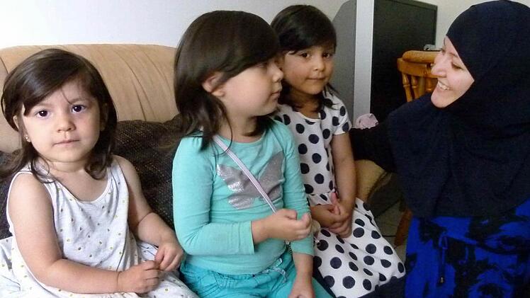Bella hofft, dass ihre Töchter Saada, Sofia und Yasmina in den Kindergarten gehen können und Deutsch lernen.