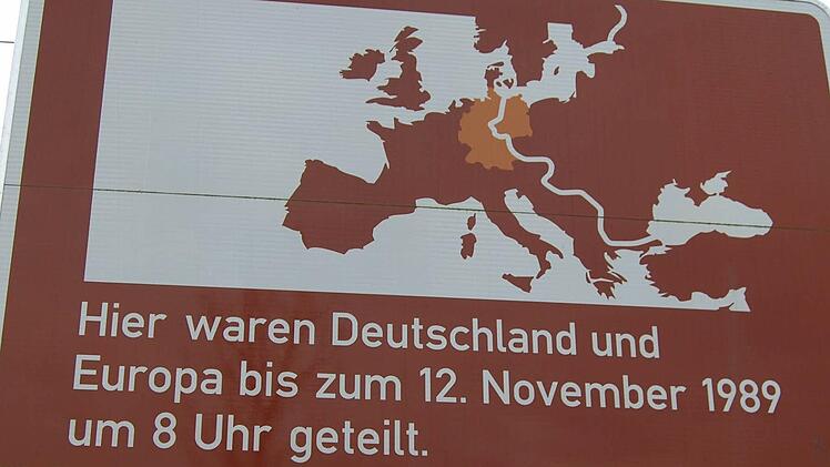Diese Schild an der ehemaligen "Gebrannten Brücke" erinnert in die Teilung Deutschlands. Foto: Oliver Schmidt