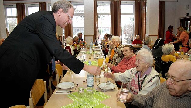 German Hacker st&ouml;&szlig;t mit seiner Gro&szlig;mutter Helga Kuno auf das neue Jahr an. Foto: Richard S&auml;nger
